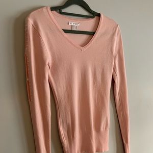 Size extra small light weight pink sweater V-neck sweater beautiful detail